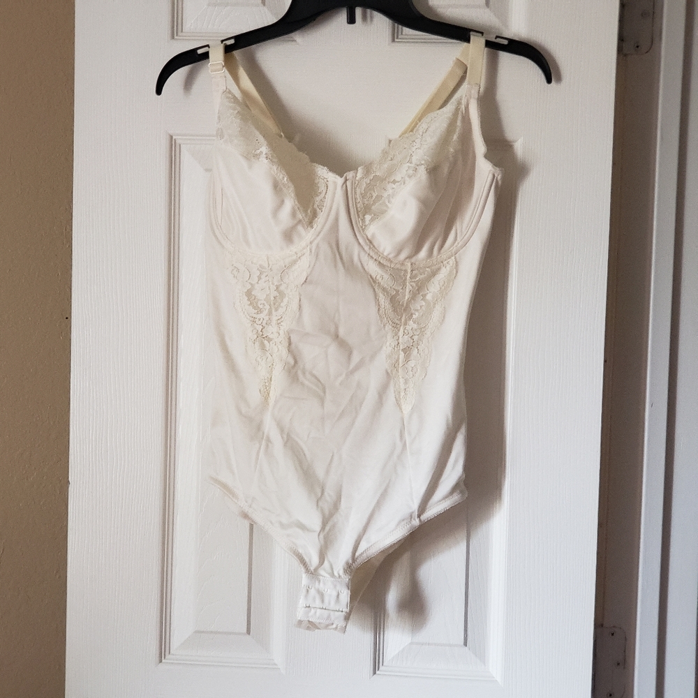 NWOT Maidenform firm control body shaper 38C